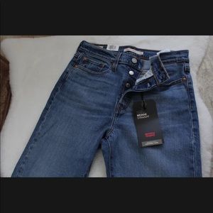 Womens Levi’s wedgie straight size 27x 28